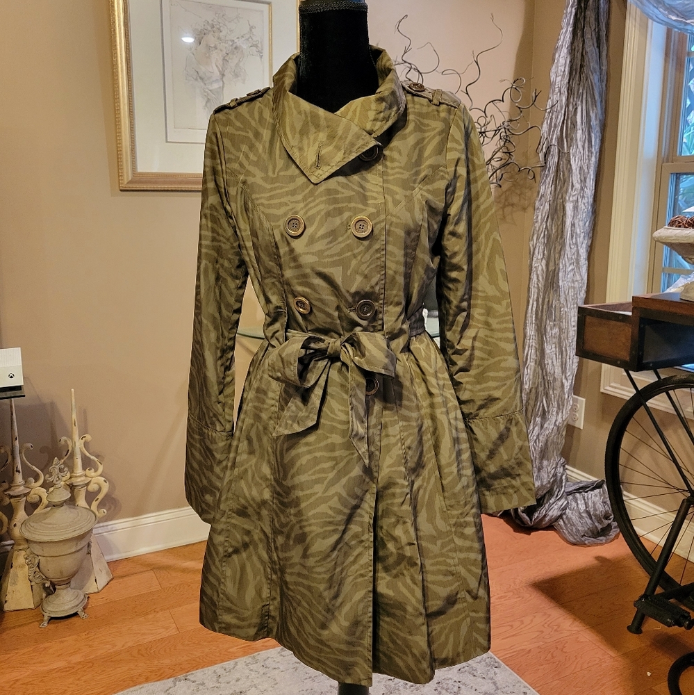 Guess Tiger Print Lightweight Rain Trench Coat in Size Medium NWOT Designer